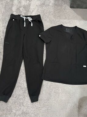 Medium FIGS Black Scrub Set